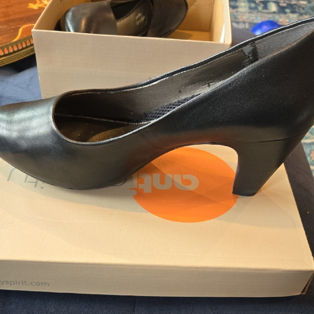 Easy Spirit Black Classic Mid Heel Pump